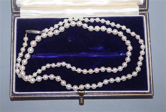 A single strand graduated cultured pearl necklace, with white metal clasp, 44cm.